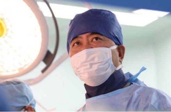 2016年，上海中山医院最顶尖的医生葛均波正在给一名19岁的少女做心脏手术，不料