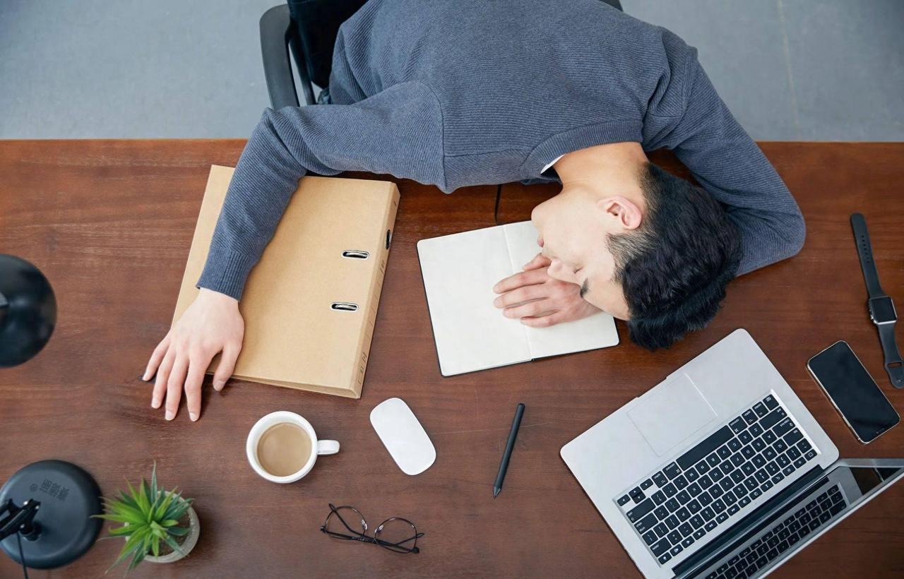 特别扎心的话：“只要你连续熬过一个月996、通宵加班、带病扛工作，不用多，就连续