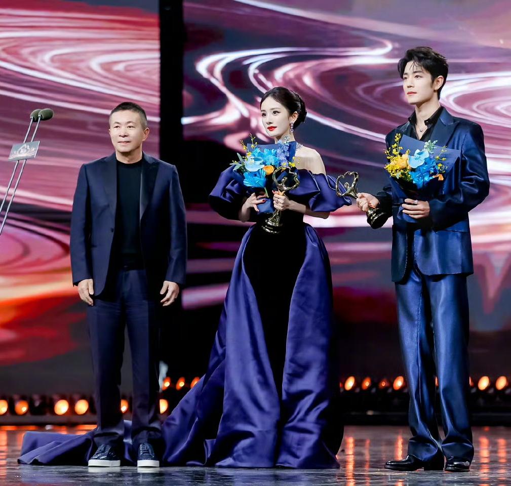 @杨幂 荣获～
1微博QUEEN。
2年度荣耀演员。

@肖战 荣获～
1微博K