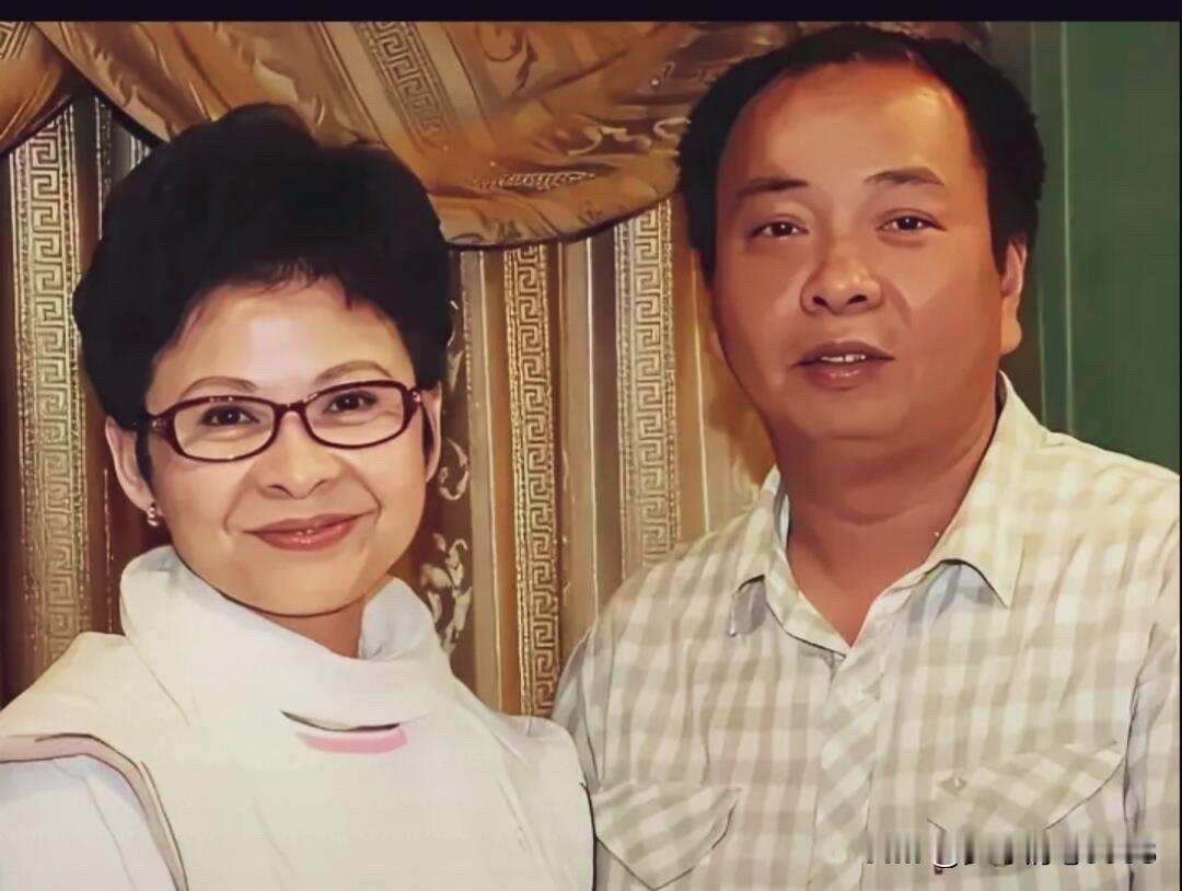 董文华属于老来俏的一个女歌手，年轻时候颜值没有宋祖英、祖海高，年龄大了变得那么优