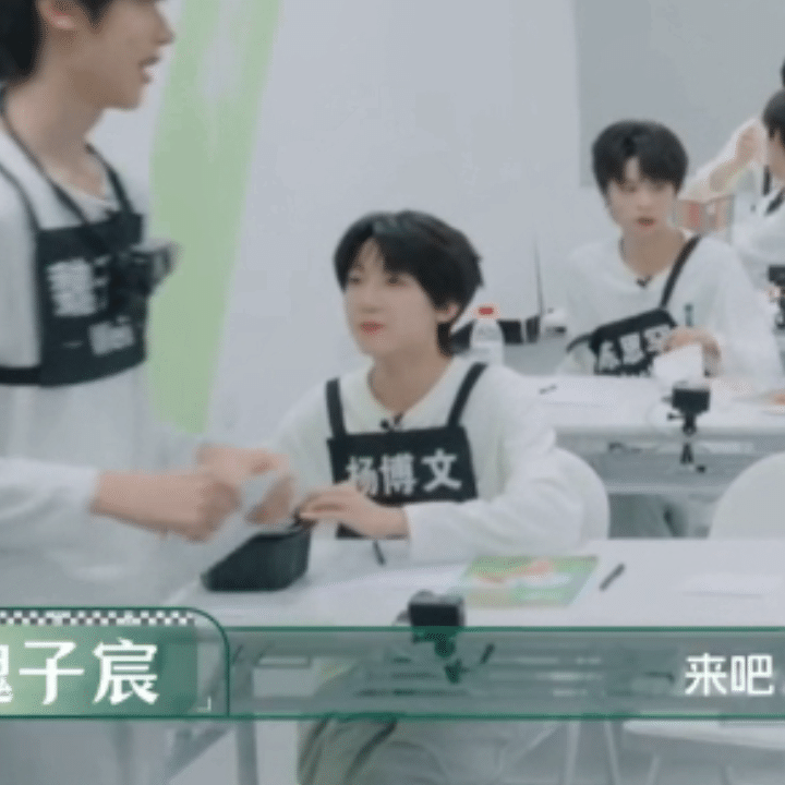 以为被发现突然假装自己很忙 