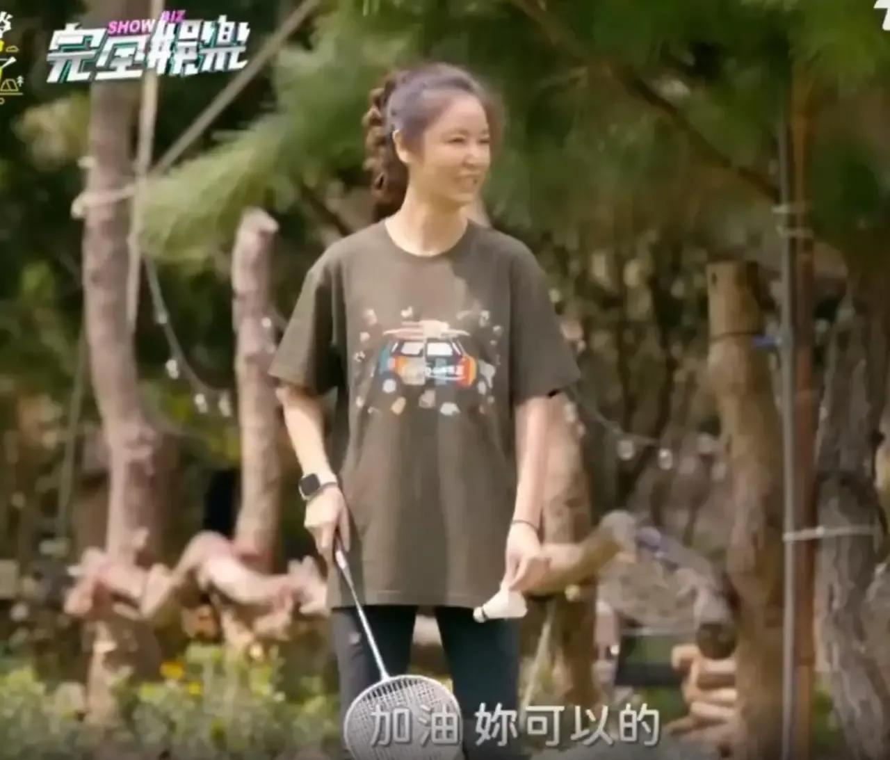 47岁林心如素颜上节目太真实了，已经有了大妈感，不化妆就是路人甲。

不过明星也