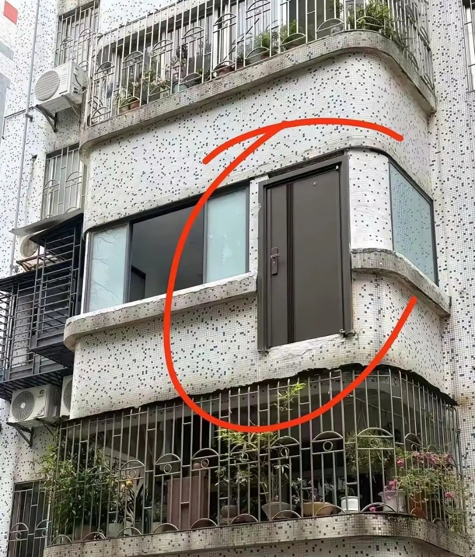 阳台上面为什么要开一个门呢？我想破脑袋，也想不通这个作用到底是什么？有没有懂的朋