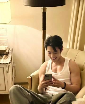 肖战让暖男具象化了 他的微笑总是那么温暖，像是冬日里的一抹阳光，无论多冷，都能感