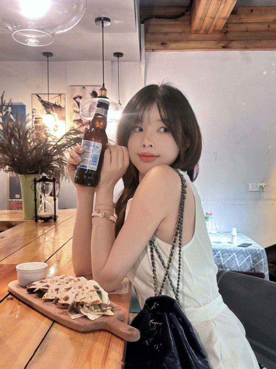 性感辣妈！又是羡慕大B哥的一天[doge]风韵犹存～Doinb妻子糖小幽晒照：古