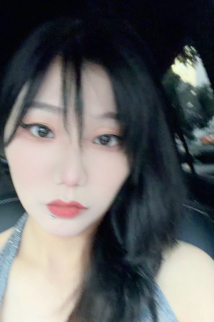 本来心情很好 画了美美的妆 他给我拍了一张瞬间好心情都没有了 
