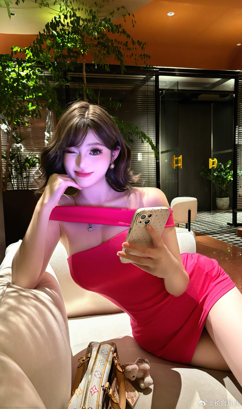 其实短发也蛮可爱的。 