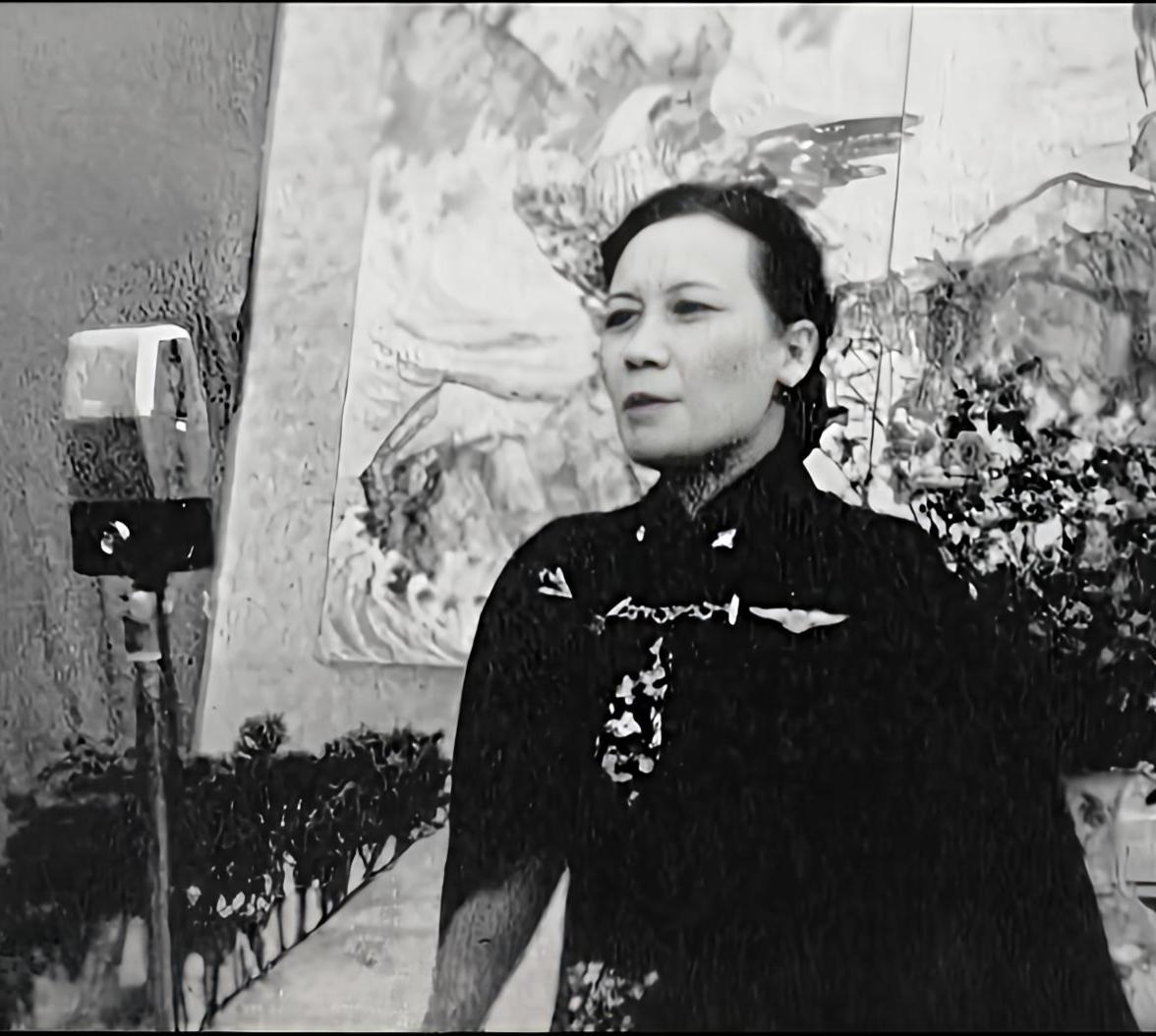 老照片，记录历史瞬间这张照片，是宋美龄对着话筒正在发表演讲的时候被摄影师抓拍的。
