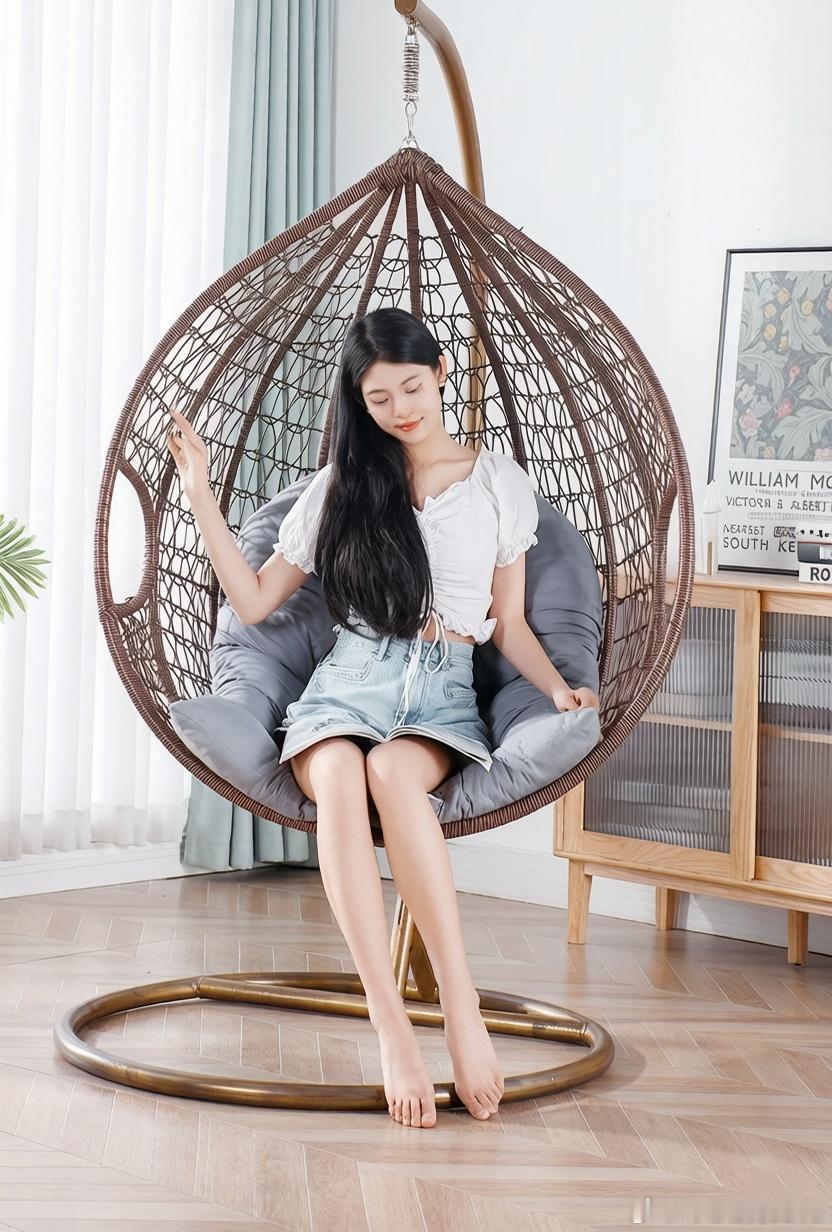时尚穿搭今天穿什么ootd 白色短袖背心搭配水蓝色牛仔裤好显年轻哦 