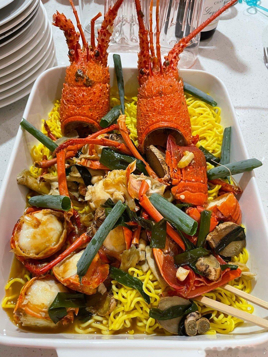 生活手记今年圣诞什么都没来得及准备，到朋友家蹭吃蹭喝。每年必到的圣诞大餐：传统的