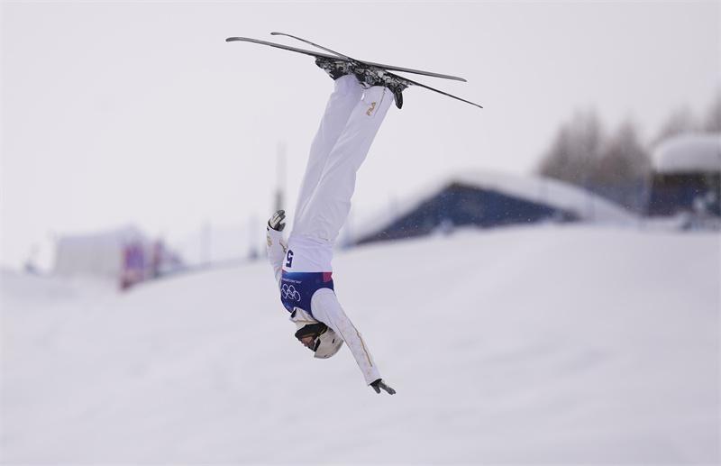 王心迪在米兰冬奥会空中技巧决赛，以132.60分完成5.100难度动作夺冠。
前