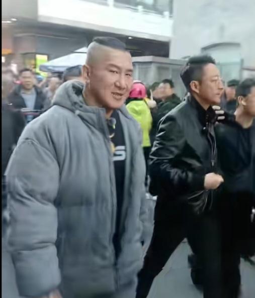 台湾小混混说了几句讨人喜欢的话就成大人物了，真奇怪的很！

我刚看到此人在经常遭