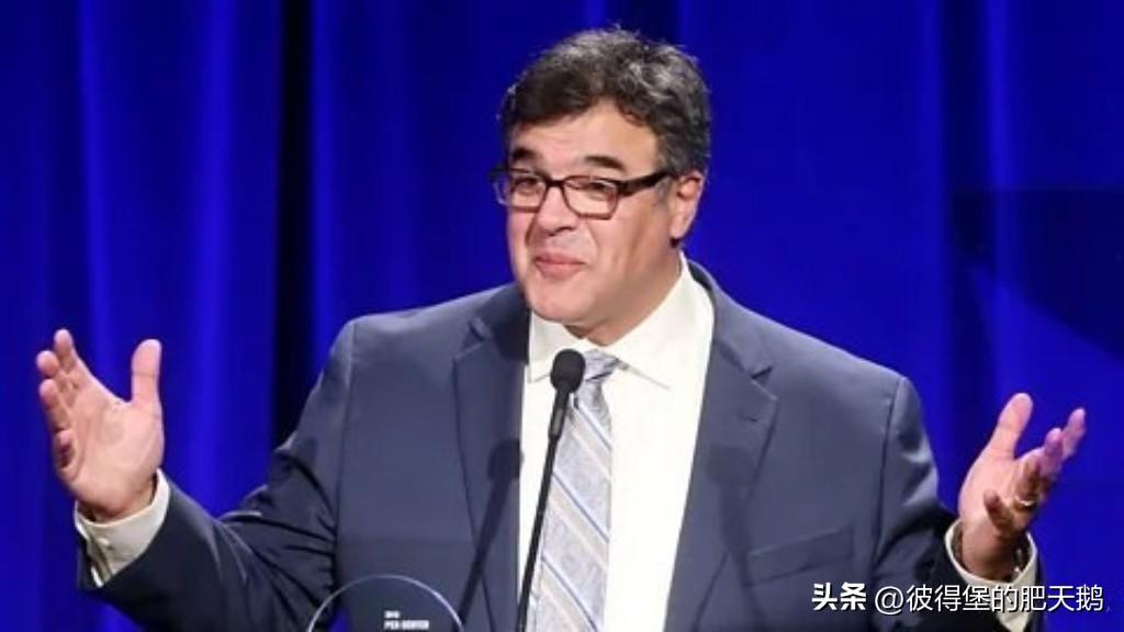 前中情局特工约翰·基里亚科说：

礼萨·巴列维是伊朗前国王的窝囊儿子。

他跟自