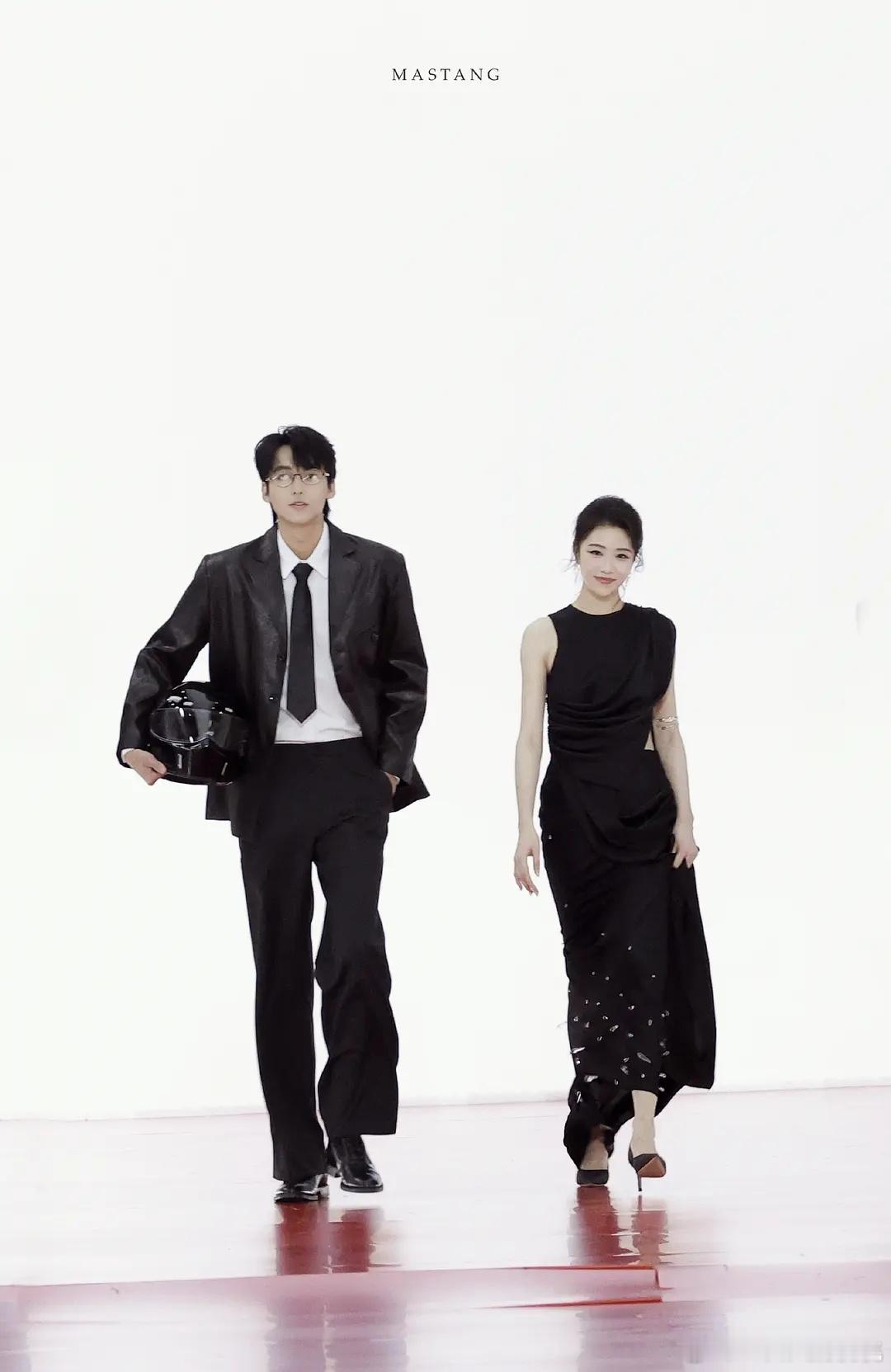 🐧这个背景怎么白不呲啦的星光大赏红毯