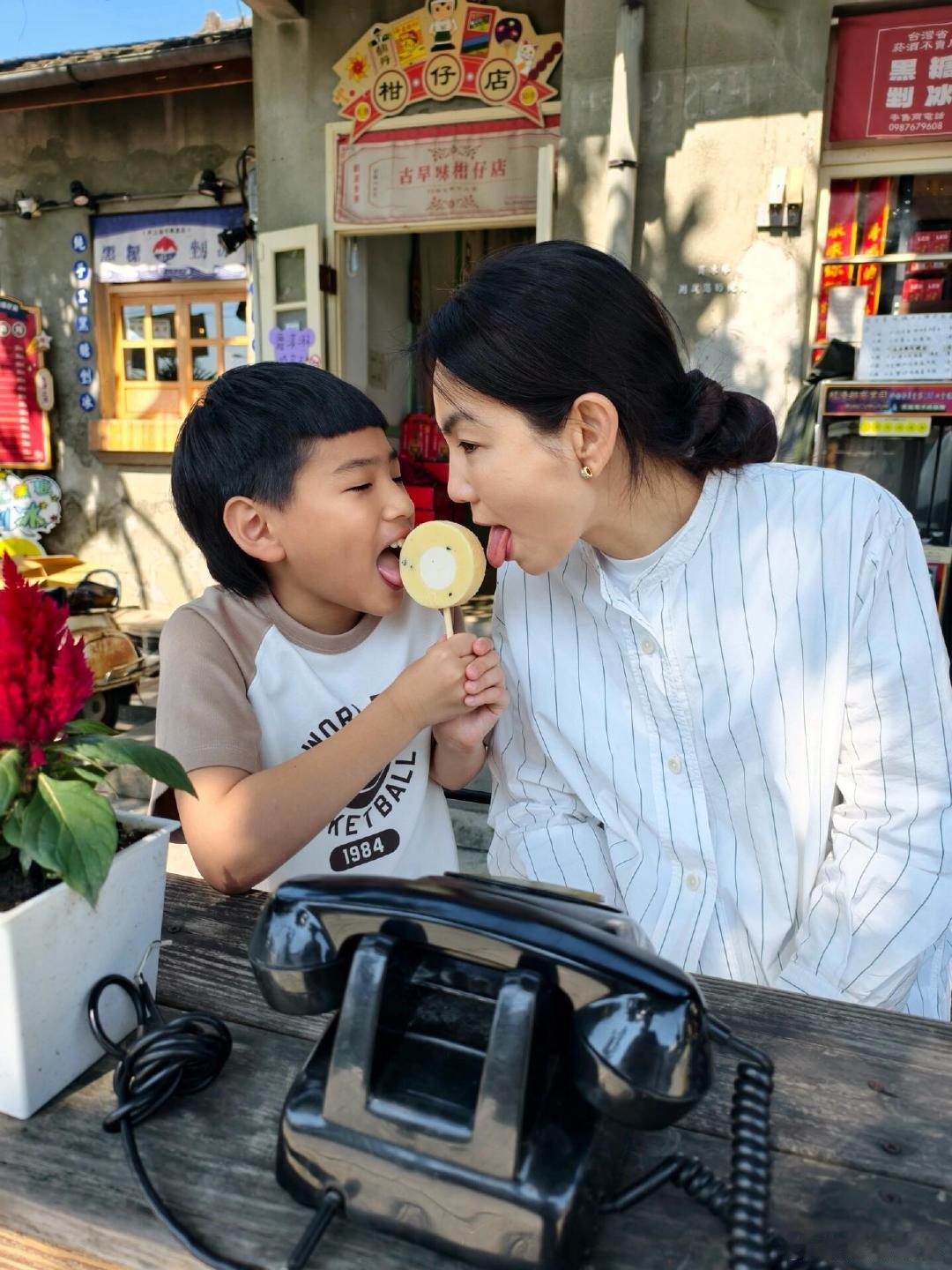 Ella儿子长这么大了Ella8岁儿子近照Ella儿子长这么大了，跟妈妈一起舔冰