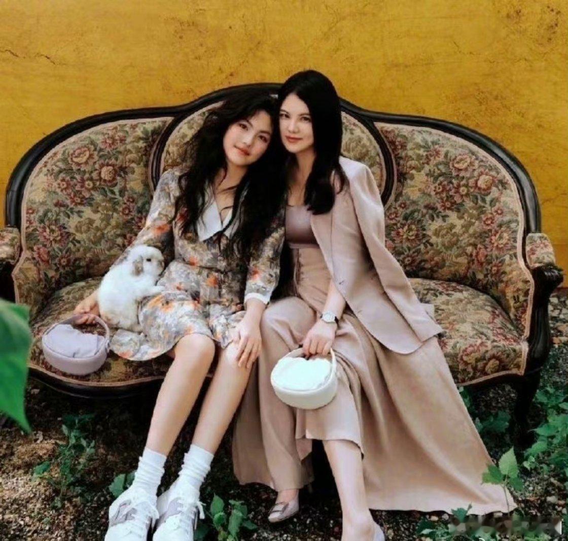 原来刘浩存和王诗龄穿的衣服一样啊[开摆][开摆][开摆]真难评啊 ​​​