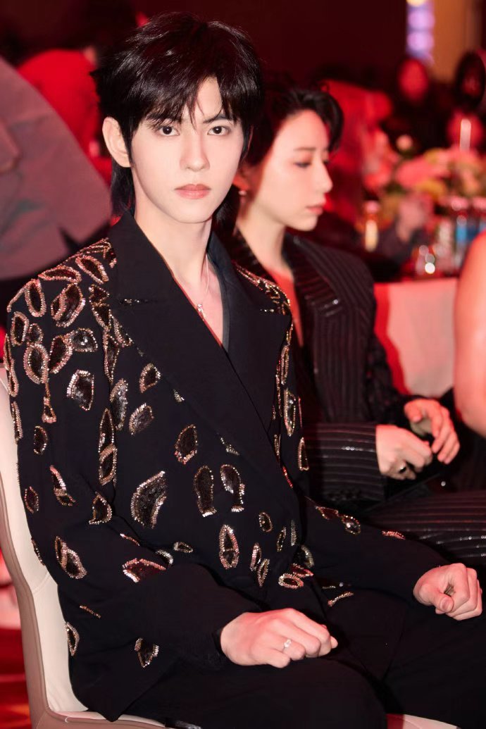 刘轩丞文化交流之夜晒照，刘轩丞会继续在公益这条路一直走下去，这个黑金造型的轩丞满