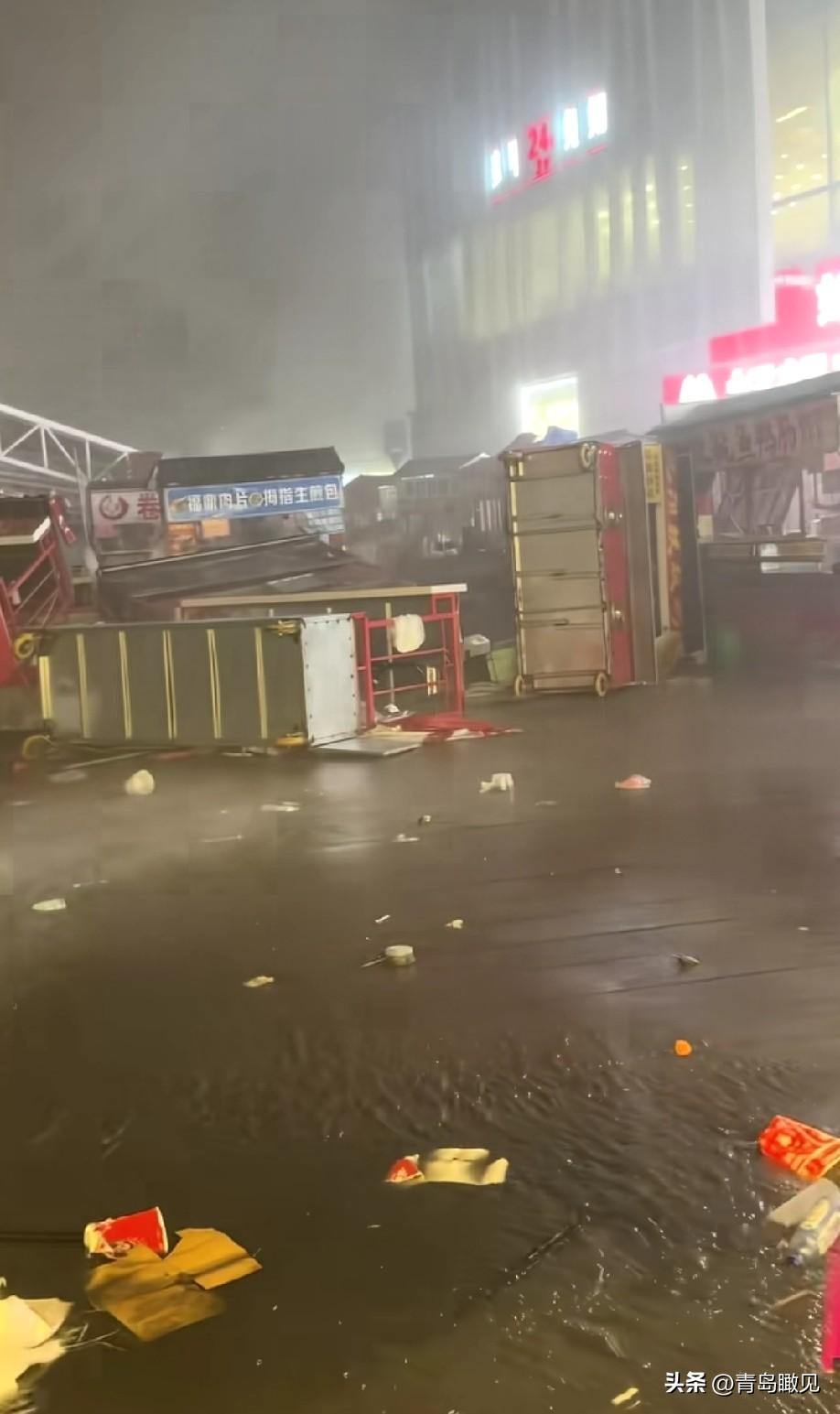 暴雨来袭，水淹青岛。昨天，青岛的狂风暴雨太吓人了，很多道路积水严重。

昨天，青