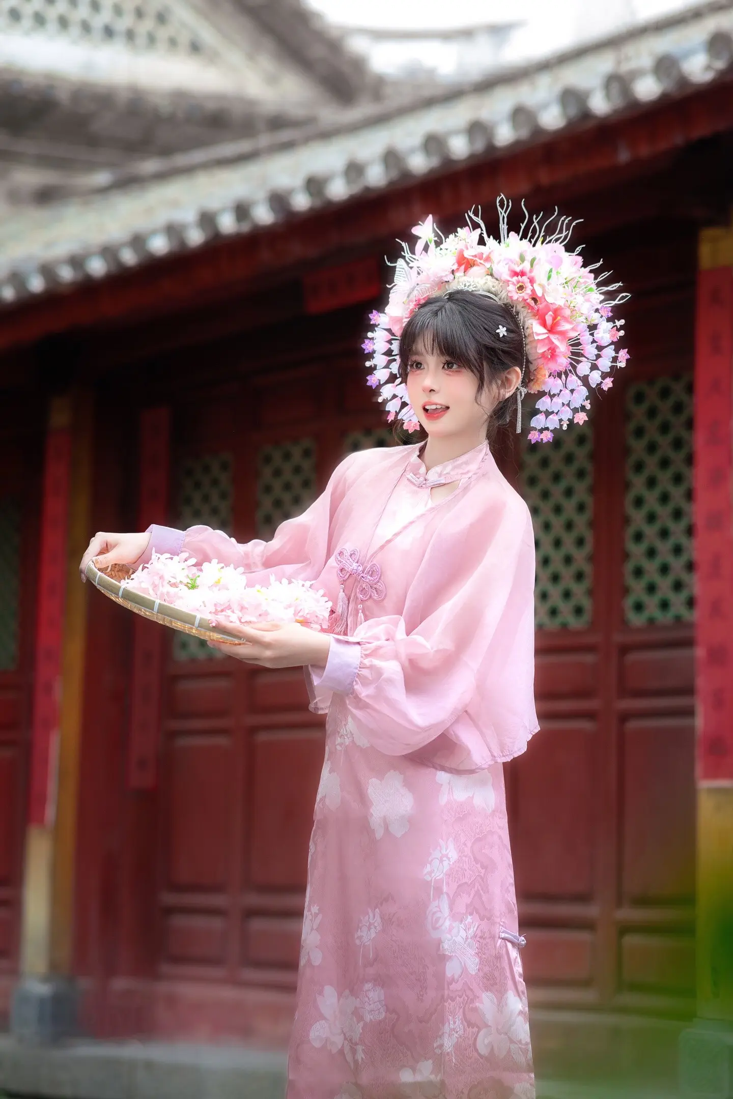 “姐妹们，粉色簪花就是国风美学天花板！”