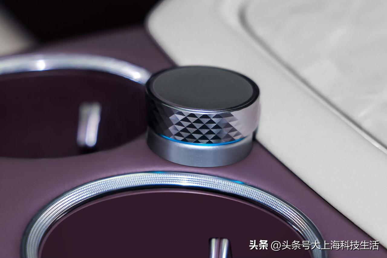 问界M6的磁吸智控旋钮真的深得我心，它可以随意吸附在中控台右侧，开车时手一伸就能