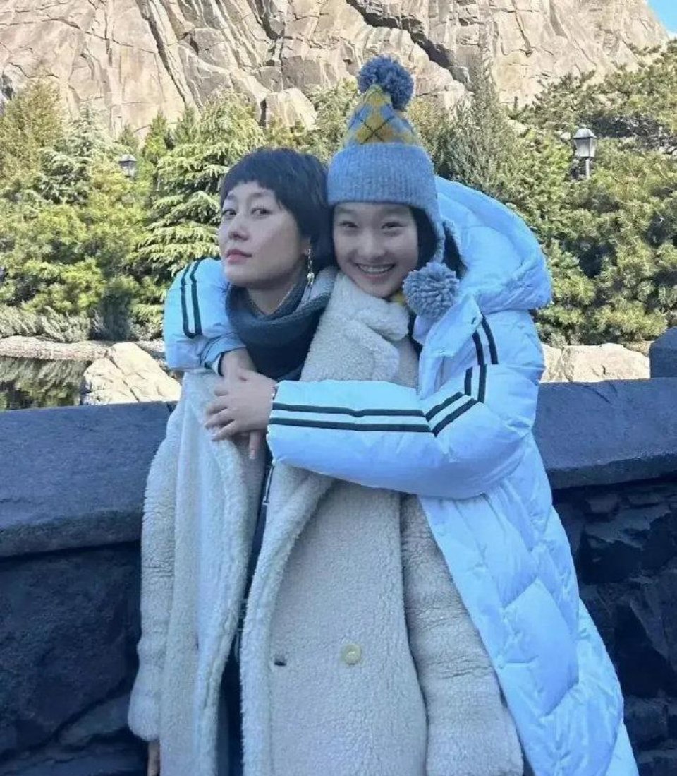 马伊琍突然不给大女儿文爱马打码了，这是增加曝光度吗？一般来说，这种突然不打码难道
