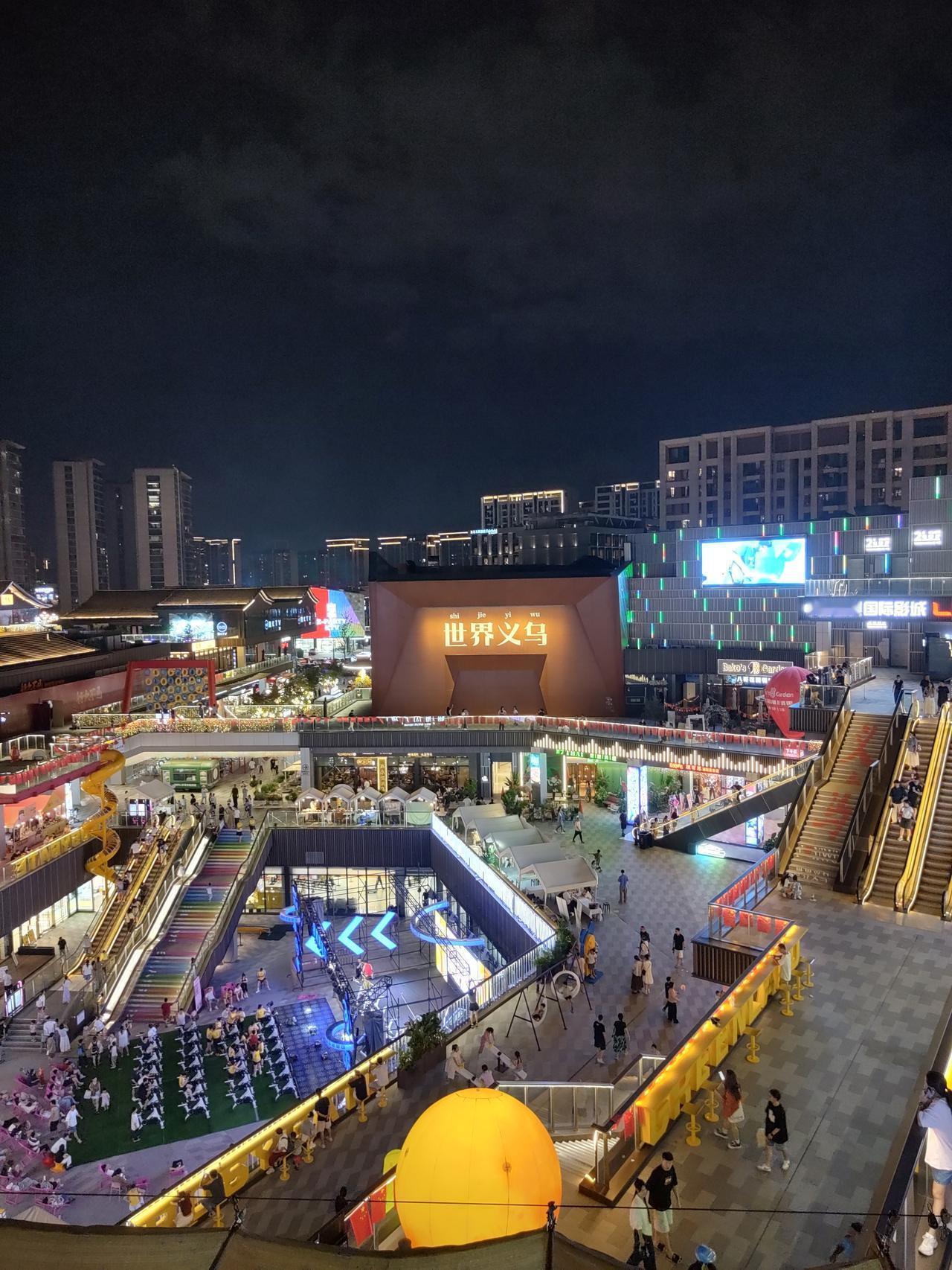 绝句•义乌

义乌商贾天下客，
肤深色浅言语杂。
全球货银集散地，
皆为利来赢差