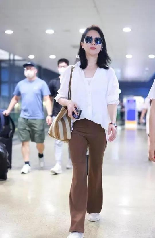 被左小青状态惊艳！新剪的齐肩短发年轻20岁，白衬衫配棕裤清爽温柔，墨镜一戴，随性