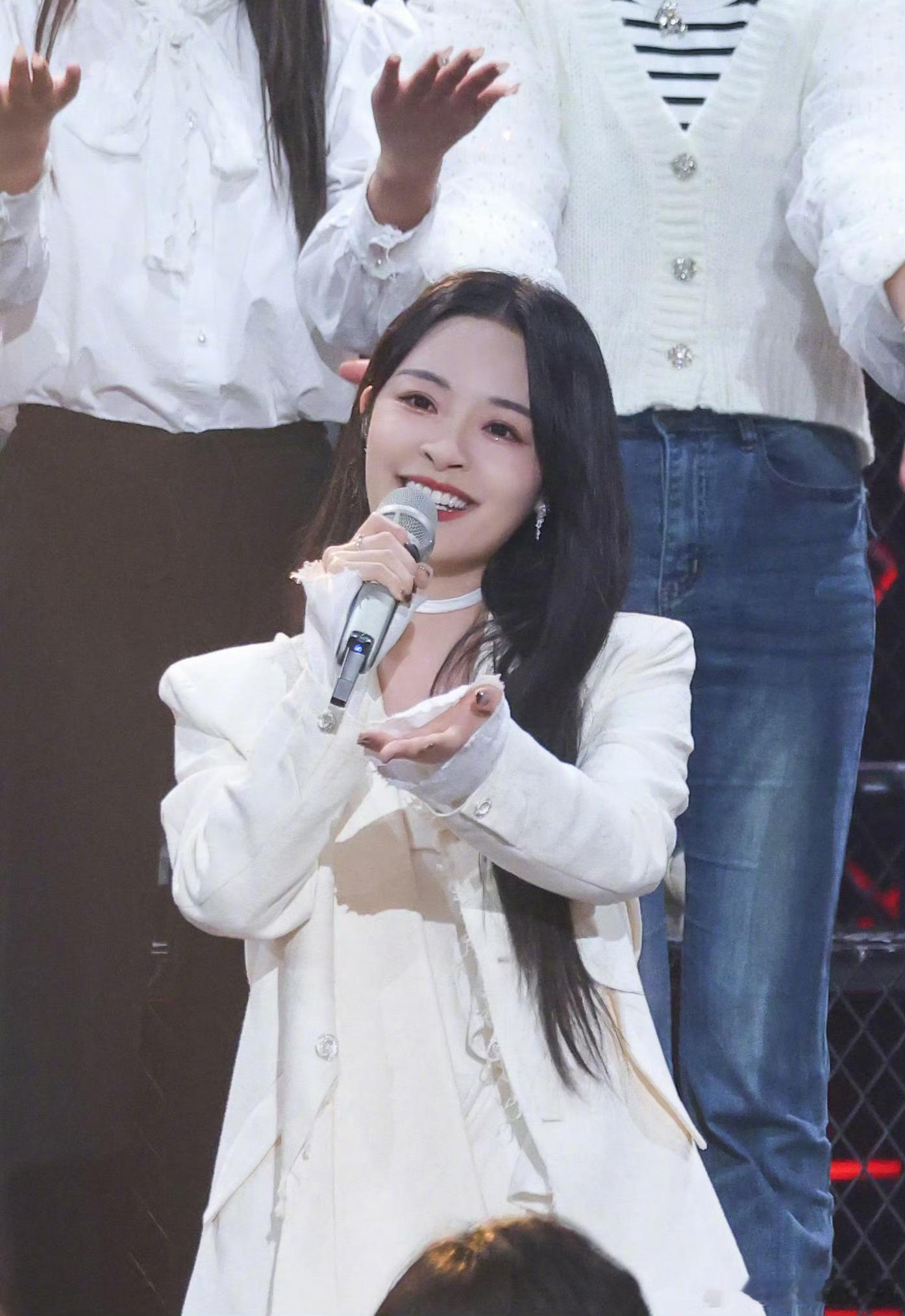 李莎旻子歌手身份重返舞台  李莎旻子歌手身份重返舞台，又能听李莎旻子唱歌啦～ 时