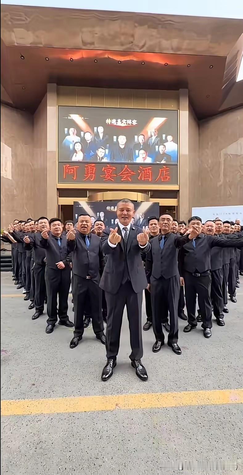 郑州网红厨师勇哥，真的有实力啊，昨天发一个视频，视频中有几十个人。个个身穿西服。