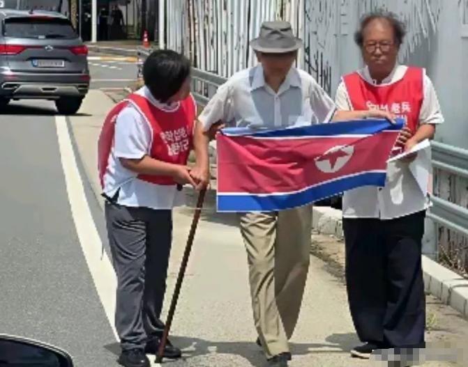 九旬老兵临终心愿：返回朝鲜与战友合葬！朝鲜战争被俘朝鲜士兵安学燮20日手持朝鲜国