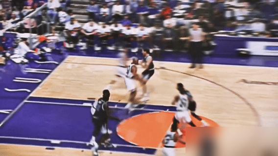 1993年奥尼尔刚进NBA，新秀赛季就整出俩狠场面。
 
2月打太阳，他一扣把篮