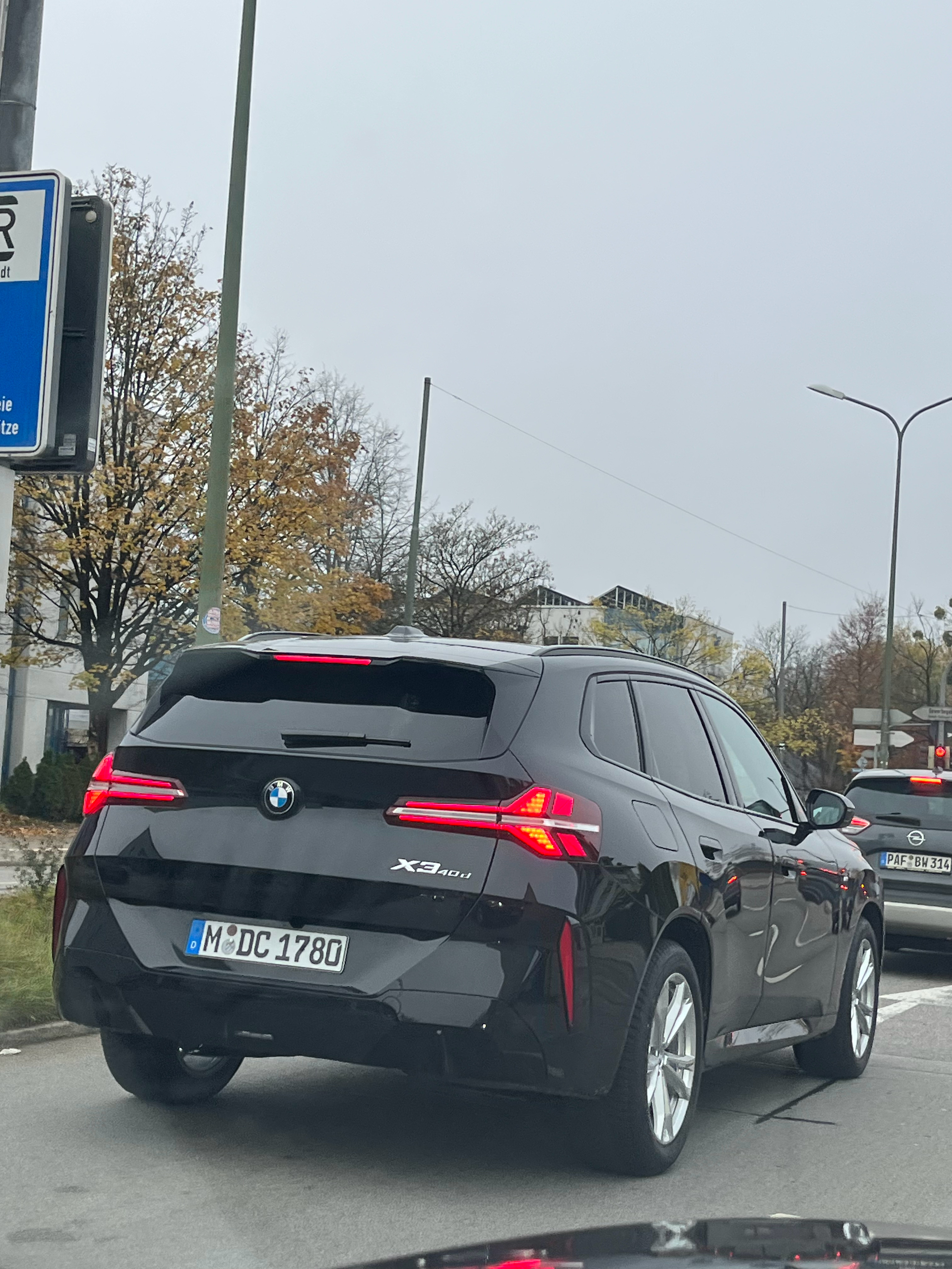 诶 X3 40d来了，六缸柴油还在，不过从上代的M40d变成了40d，因为用的是