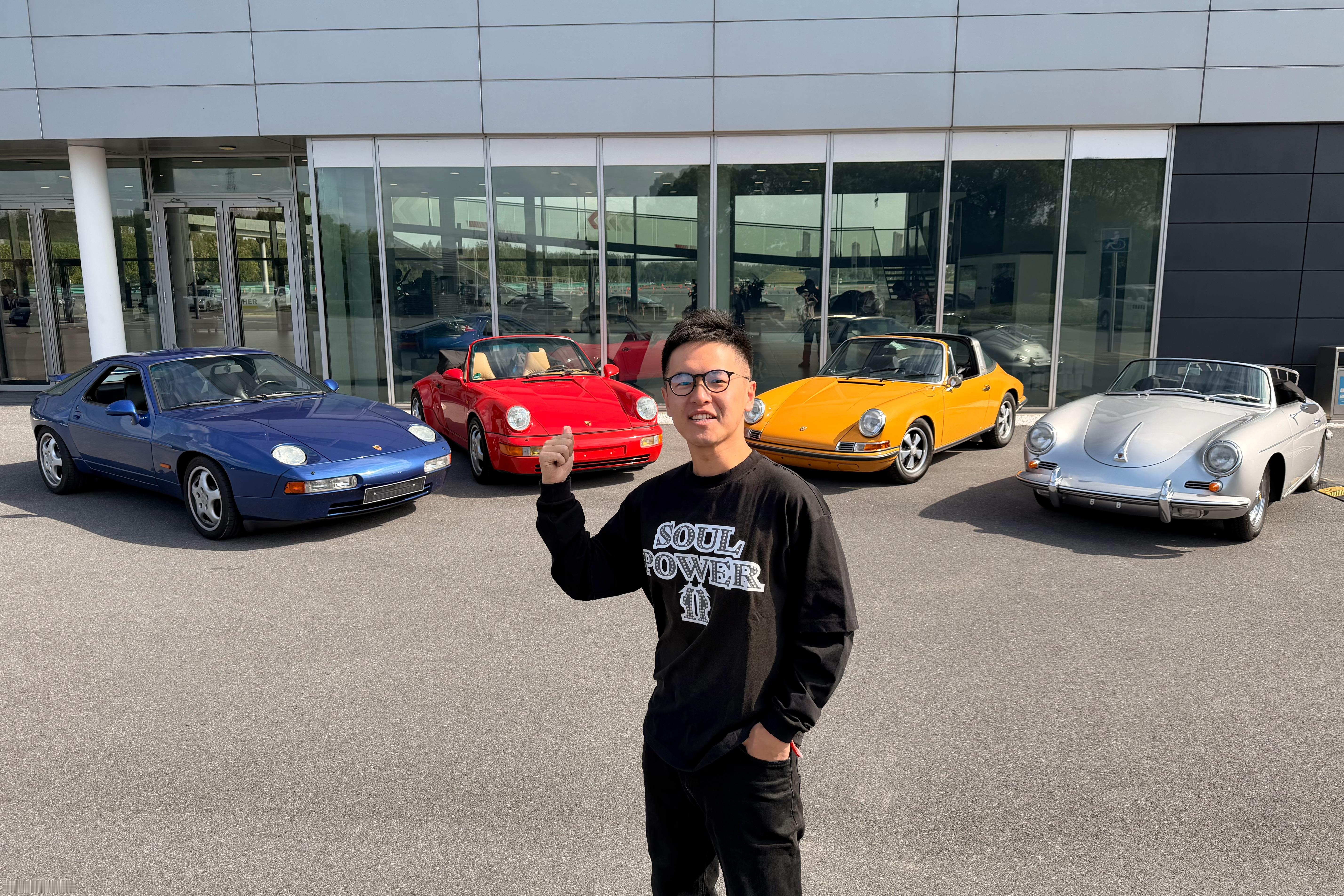 今天特地穿了这件衣服。虽然是陶喆Soul Power演唱会的周边，但身后这些老哥