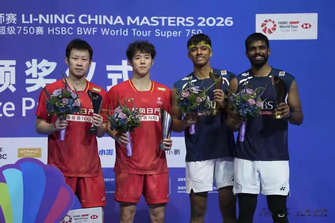 在深圳举行的中国羽毛球大师赛压轴进行的男双决赛，中国组合何济霆/任翔宇与印度“黑
