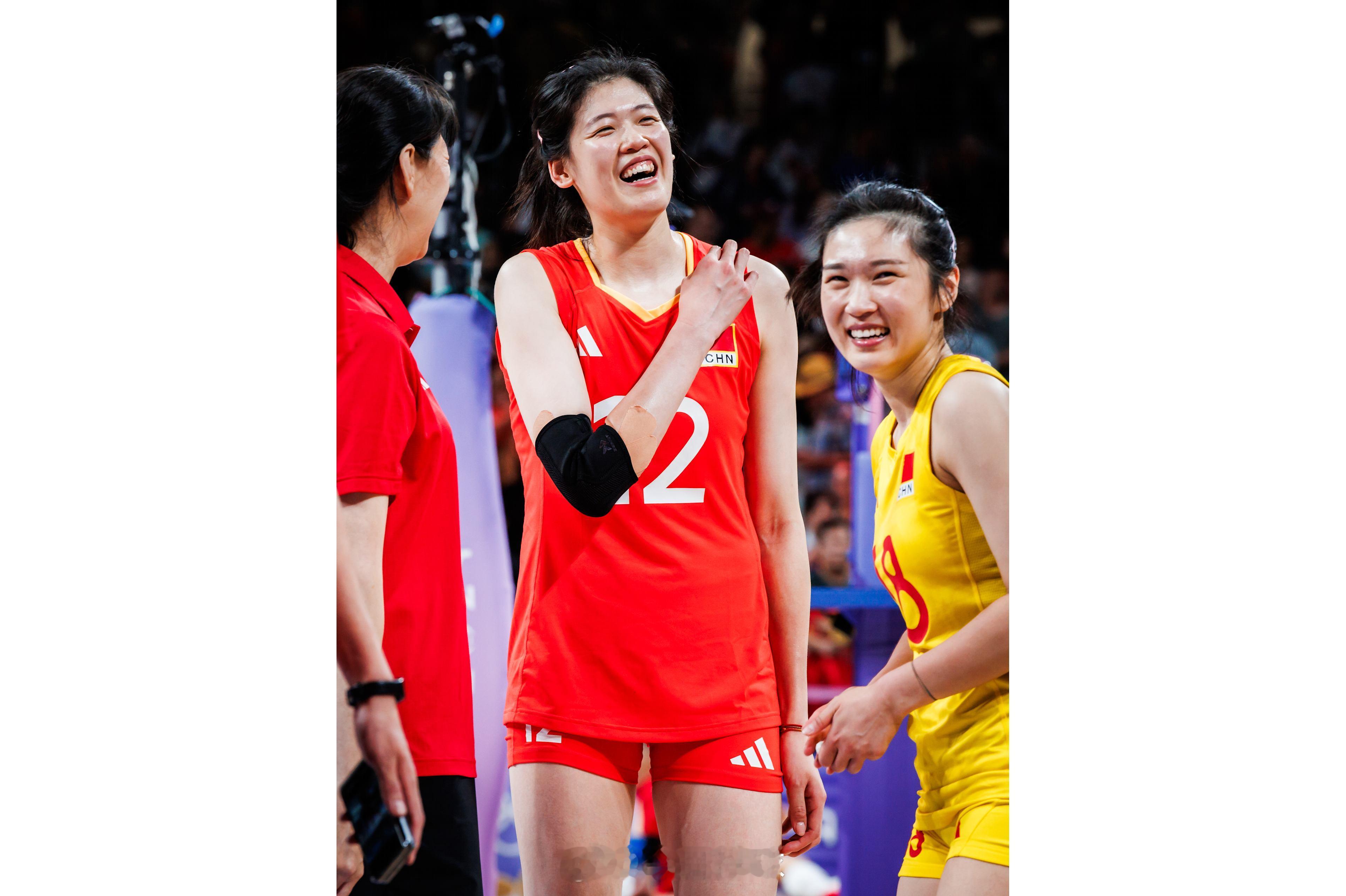 更多官方组照：#2024巴黎奥运会# 女排小组赛，中国女排3比1逆转战胜塞尔维亚