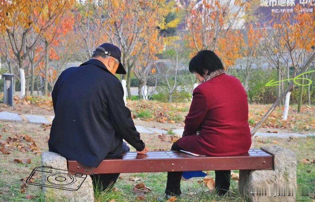 65岁的刘大爷每月退休金7000元，王大妈62岁每月退休金8000元。大妈要求大