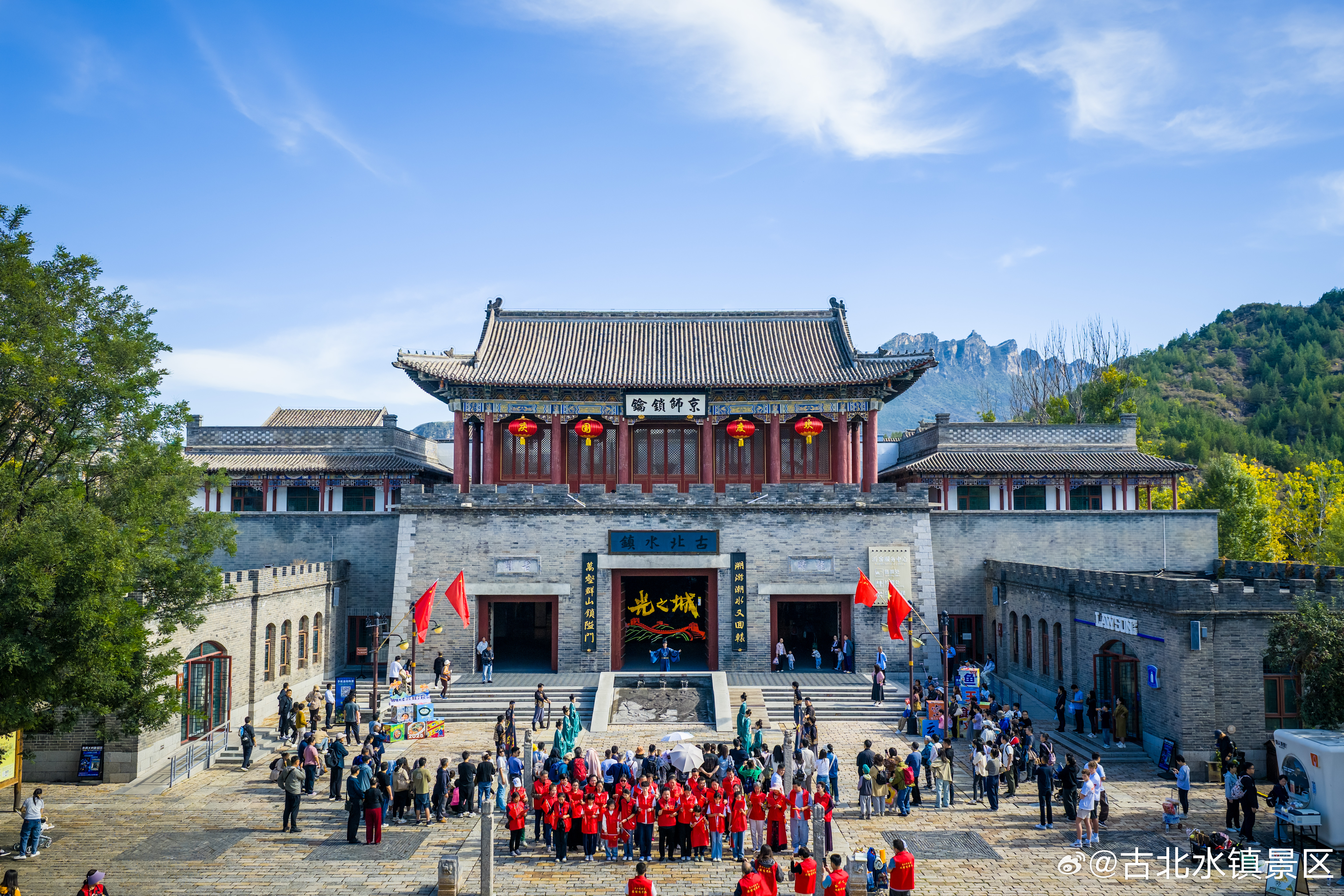 如果奇迹有颜色，那一定是中国红！早安，宝子们~ ​​​
