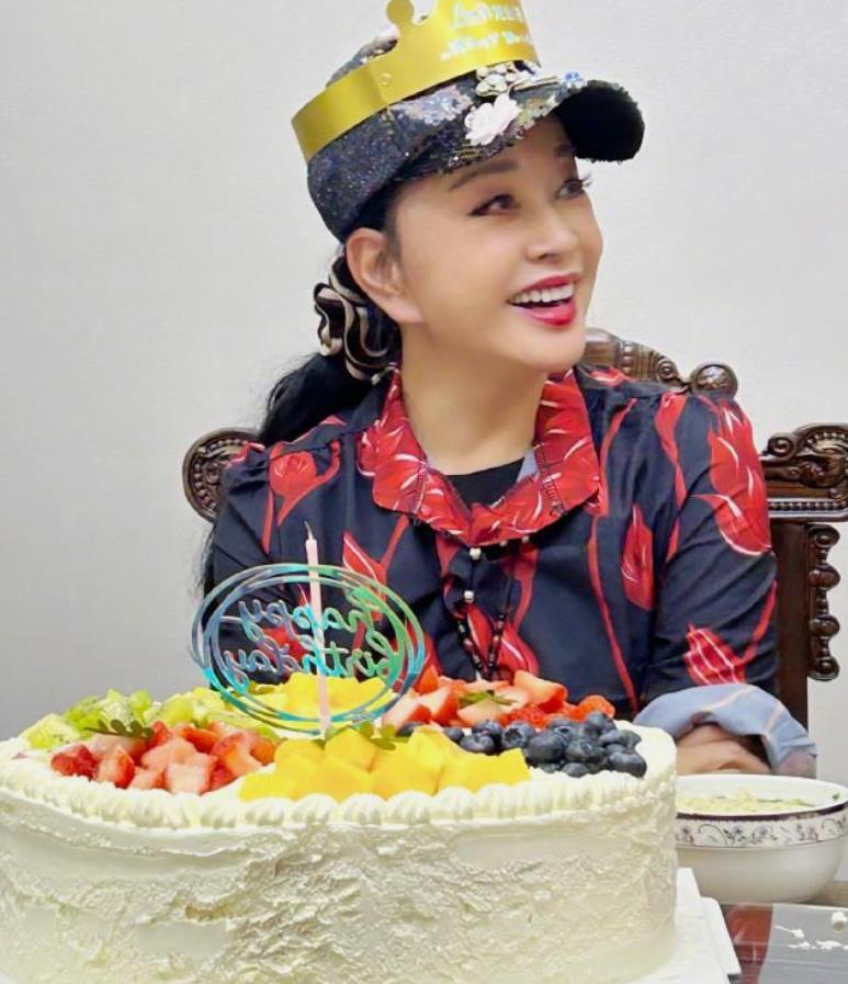 晓庆奶奶这一生勇气可嘉，还是在文化审美智慧上有点吃亏！
 
人家那个蛋糕不是植物