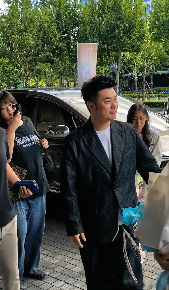 在上海看到了内娱熟人黄浦江畔星光爆棚！刘嘉玲、陈赫一众艺人集体现身。网友随手就能