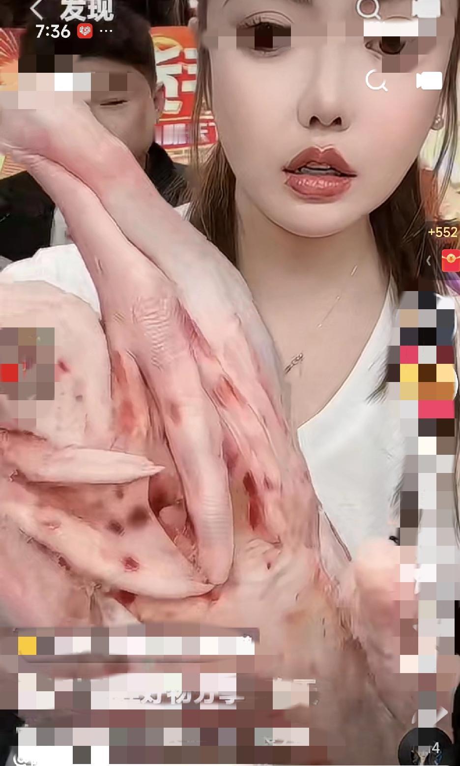 就在昨天蛋蛋卖的这个大鹅怎么长的这个样子。
她自己好像也害怕了，马上转过去，让重