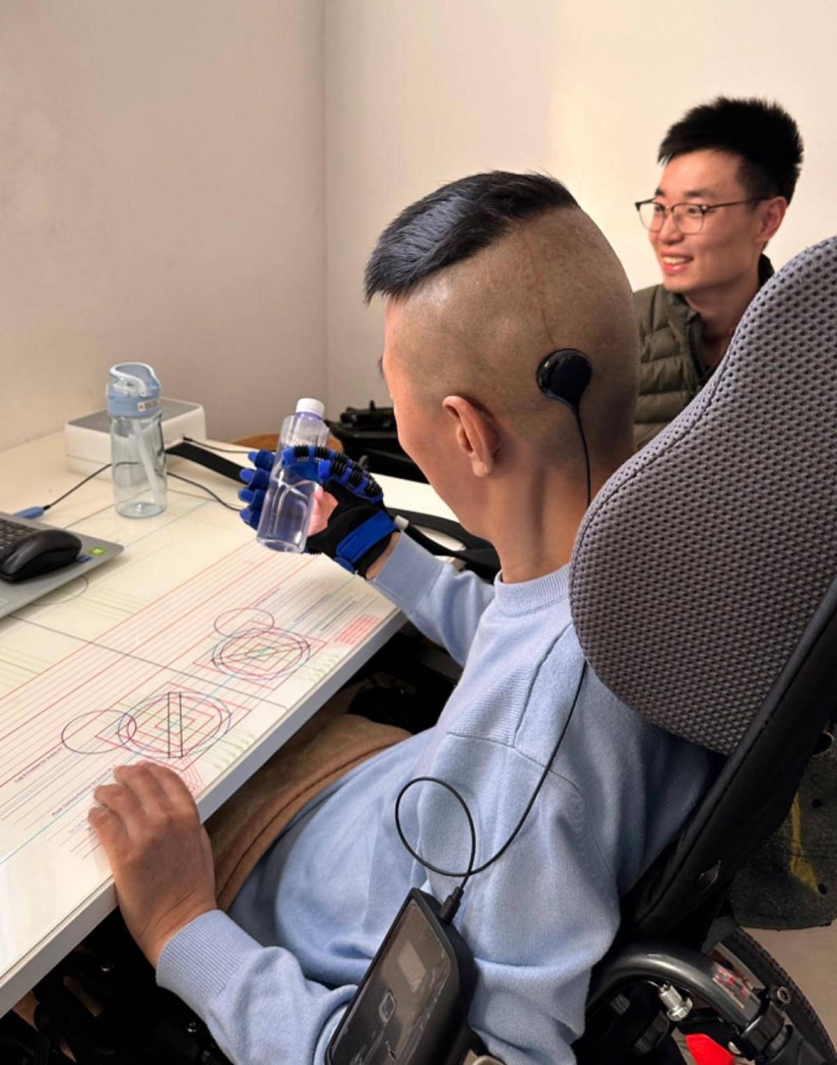 意念打字、脑控喝水都实现了，脑机接口离“普通人用得起”还有多远？

在国家发改委