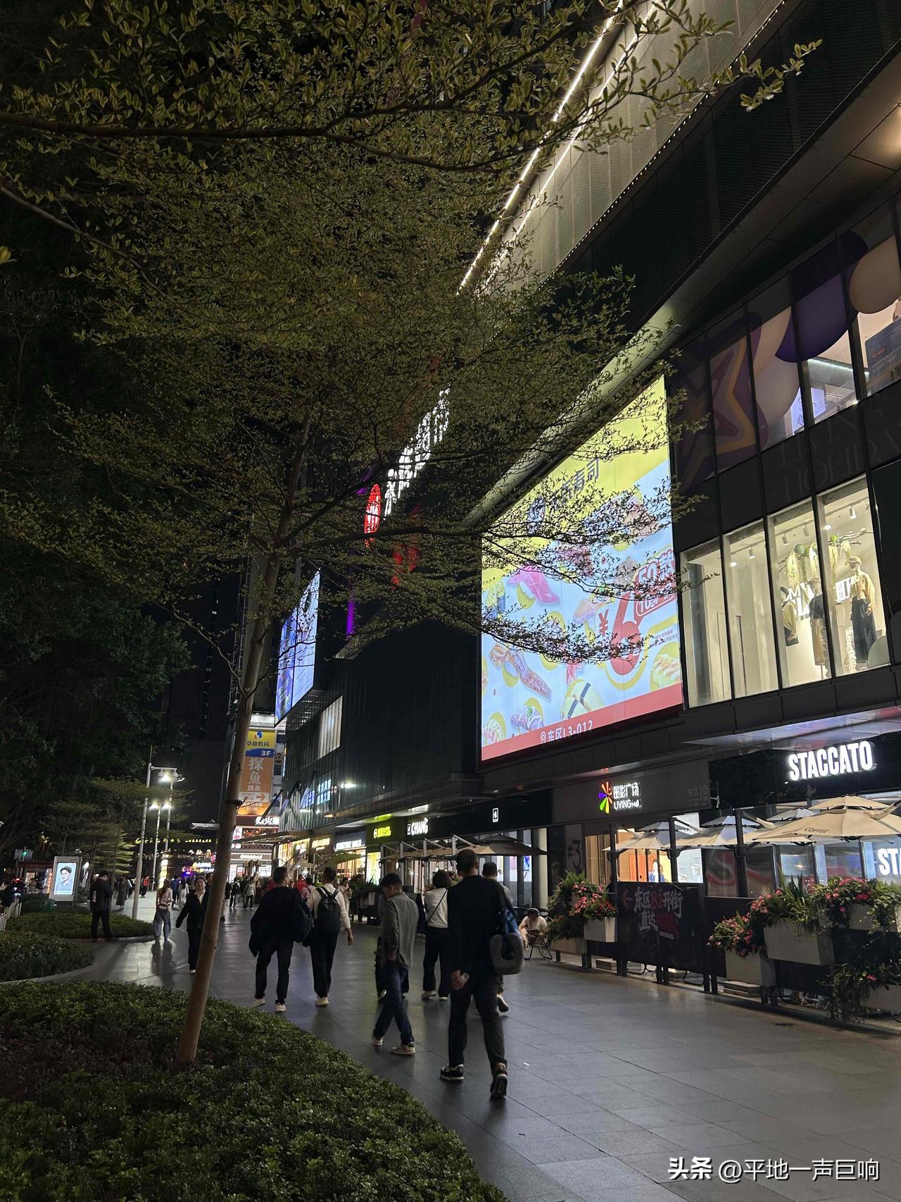 很多人觉得没有钱就不能结婚，这种观念真的是大错特错。

仔细想一想，这种观点就立