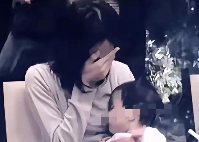 据说，这是媒体唯一一次拍到王菲流泪的照片。
那年，她忙于筹备演唱会，母亲却不幸病