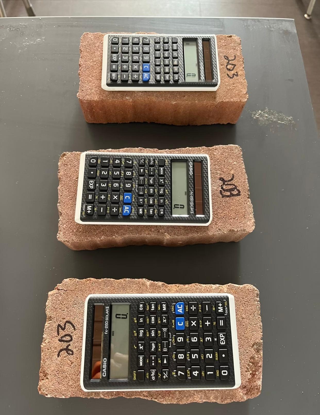 一种很有攻击力的计算器学校为了公用的计算器不被拿走也是拼了，不敢想曾经到底发生过