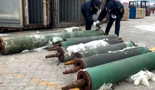 青岛黄岛海关这回可算是逮着个“胆儿肥”的了！

集装箱里层层货物下方，竟然藏了 