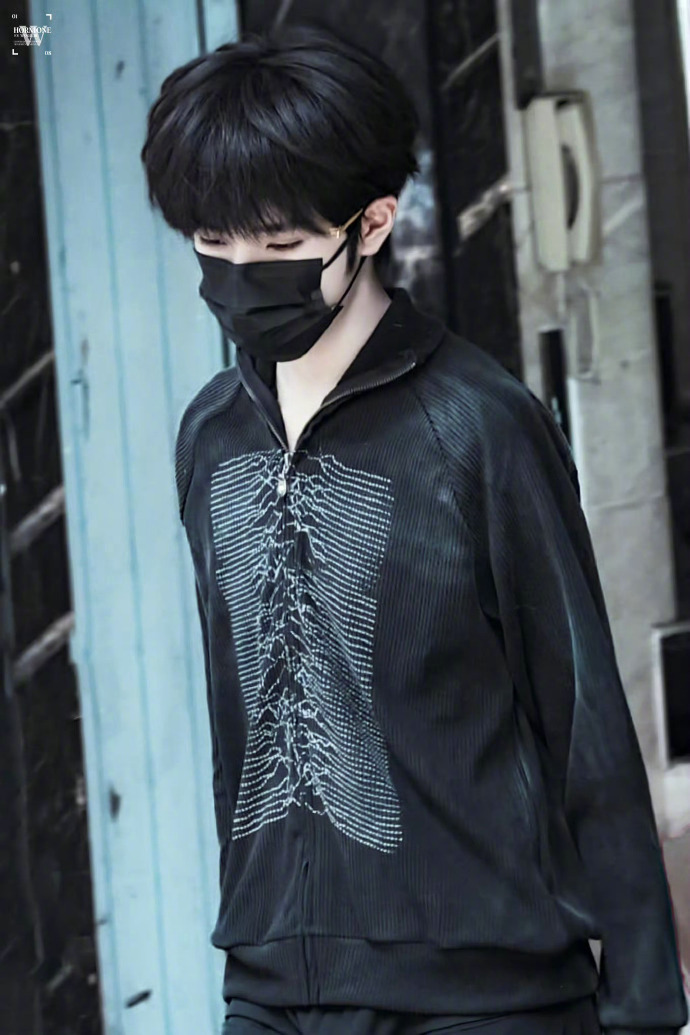 王橹杰全黑look王橹杰全黑造型路透 王橹杰今日出妆路透，全黑look清冷感拉满