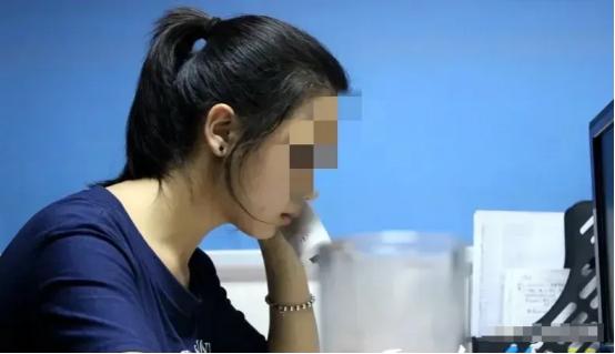 福建漳州，女大学生暑期在一家公司打工2个月，老板用各种理由将工资全部扣完。女孩家