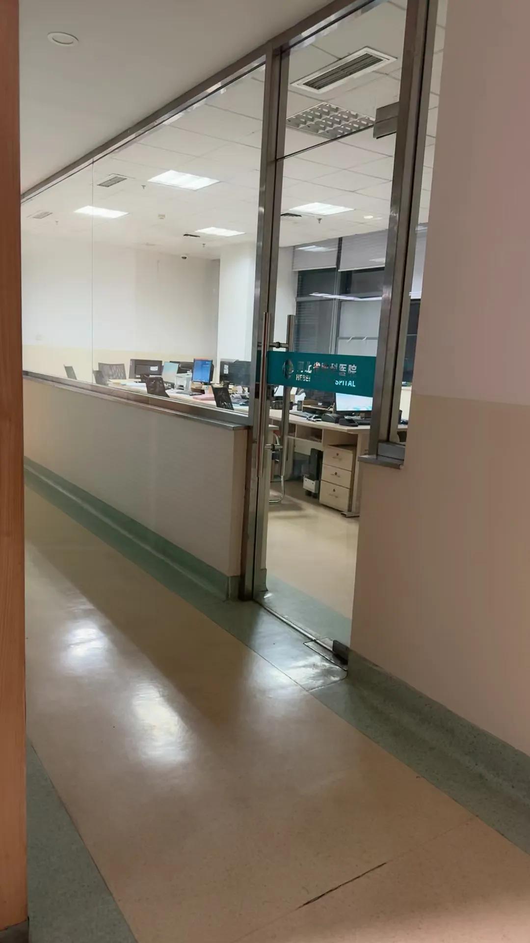 人体在夜间新陈代谢减缓，对能量的需求降低，若晚上不进食，整体热量摄入会明显减少，
