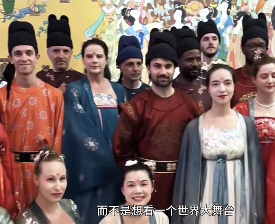 春晚彩排现场，汉族小孩穿得像隔壁班同学，外国演员证件一亮就进场。大家不是讨厌外国