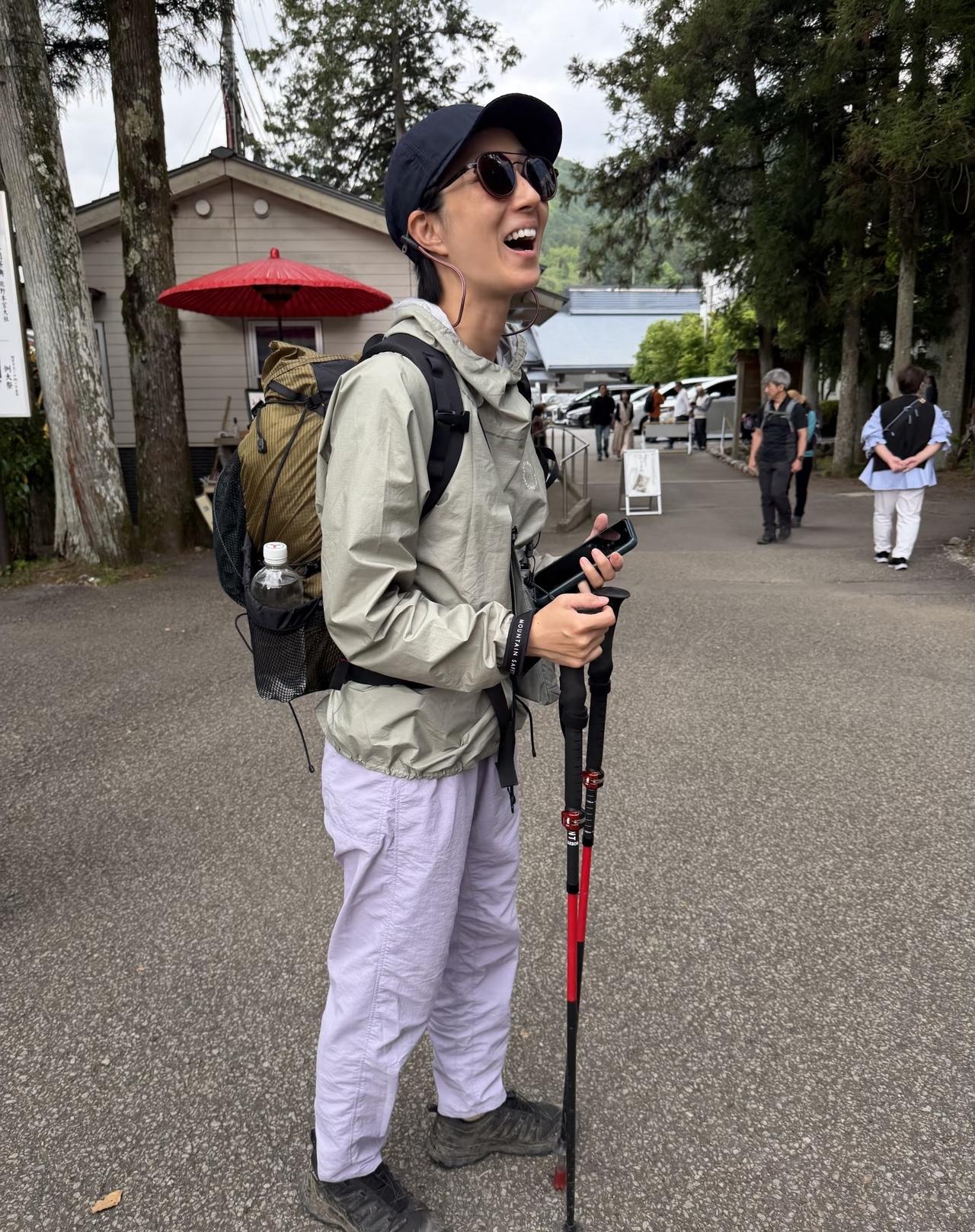 桂纶镁现身日本熊野古道爬山，她穿着一身登山服，穿衣打扮很有范，身材又瘦又干，外表